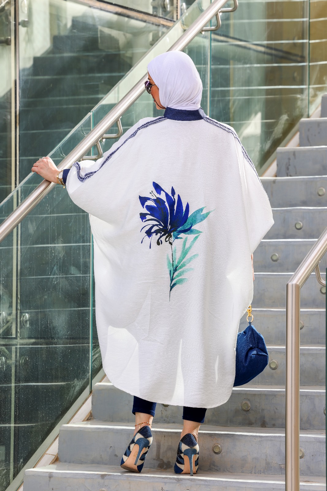 طقم نسائئ جذاب باللون الابيض والاصفر طقم نسائئ جذاب باللون الابيض والاصفر